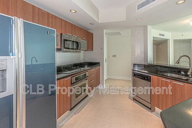 Building Photo - Large 2 bedroom/2 bath condo on the river