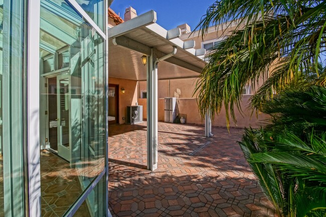 Building Photo - VERY SPACIOUS, BRIGHT & AIRY HOME W/ UNIQU...