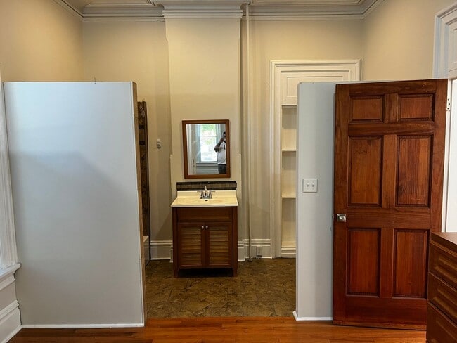 Building Photo - Beautiful Apartment Near Downtown Delaware