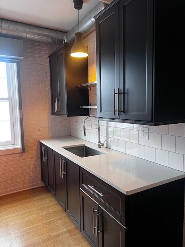 Building Photo - ? Spacious and Bright Loft In Old City