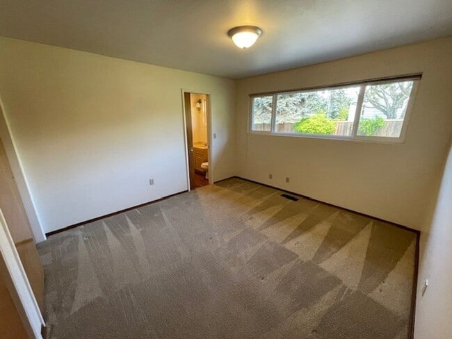 Building Photo - Edmonds View Home