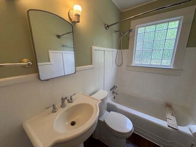 Building Photo - Charming 2 Bedroom 1 Bath House