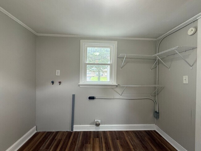 Building Photo - 4 Bedroom 1 Bathroom Home Located in Greeneville, TN