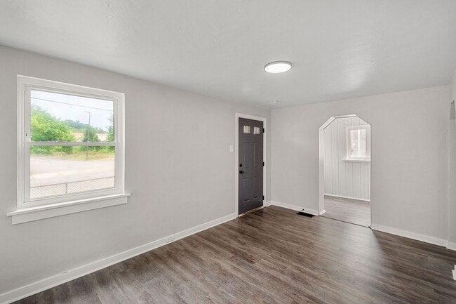 Building Photo - SCORE 50% OFF 1ST MONTH'S RENT IF SIGNED BY MAY 22! Stunning 2 bedroom home in Penn Avenue availa...