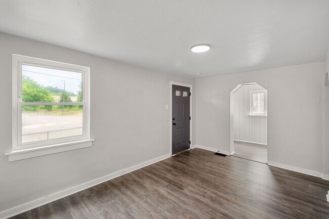 Building Photo - Stunning 2 bedroom home in Penn Avenue available August 1!