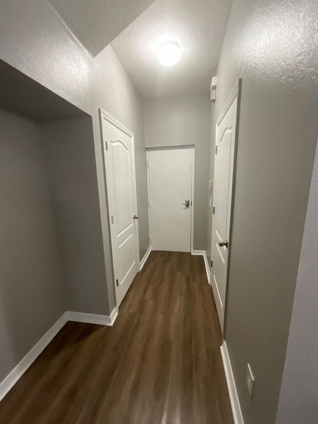 Building Photo - Two Story Town House