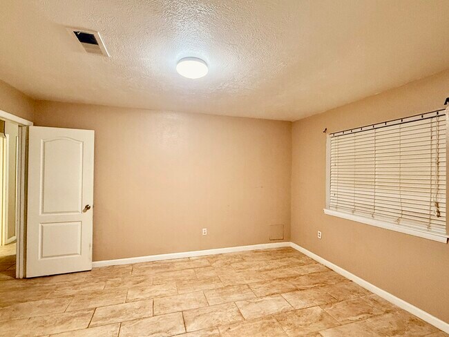 Building Photo - 9610 Crail Dr