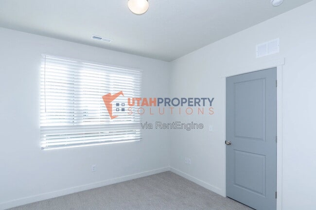 Building Photo - 1047 W 400 S