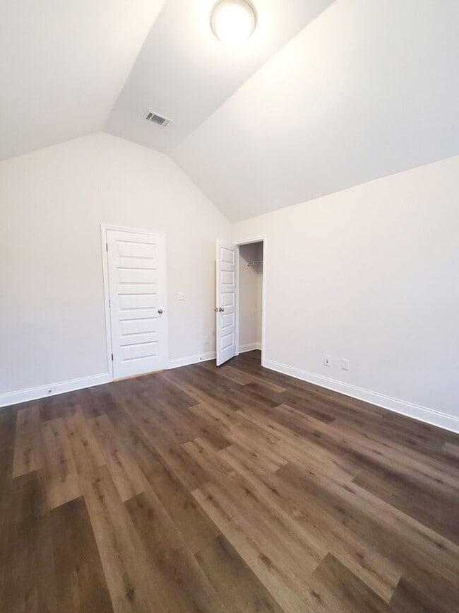 Building Photo - Conveniently Located Townhome for Rent. Av...