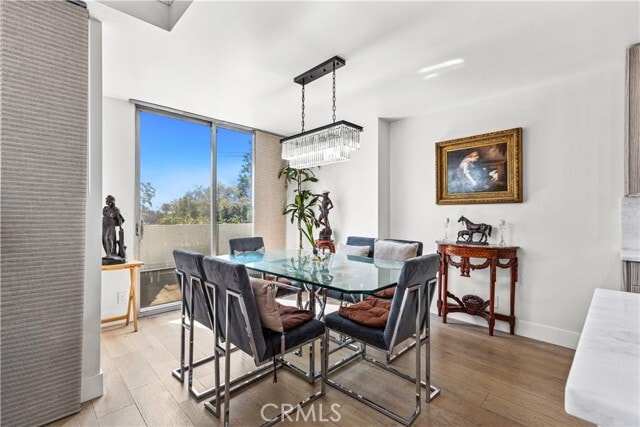 Building Photo - 818 N Doheny Dr