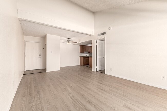 Building Photo - 7350 N Vía Paseo Del Sur