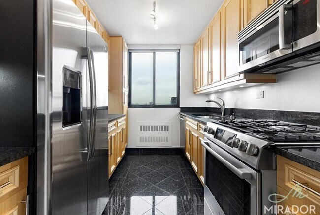 Building Photo - 3 bedroom in New York NY 10023