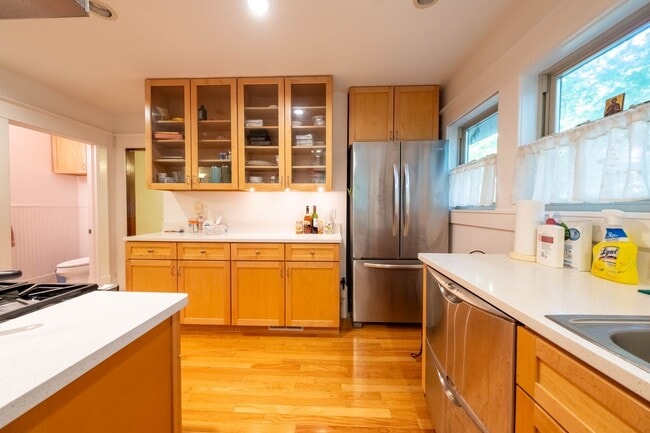 Building Photo - 6 Month Lease: 2 BED / 2.5 BATH HOUSE CLOS...
