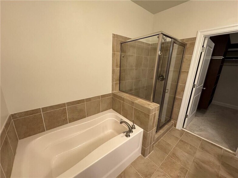 Building Photo - 901 Abernathy Rd NE