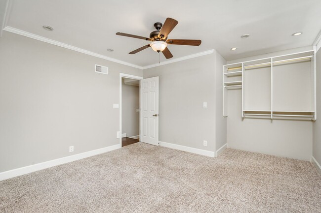 Building Photo - Upgraded 3 bed 2.5 bath Townhome in Newpor...