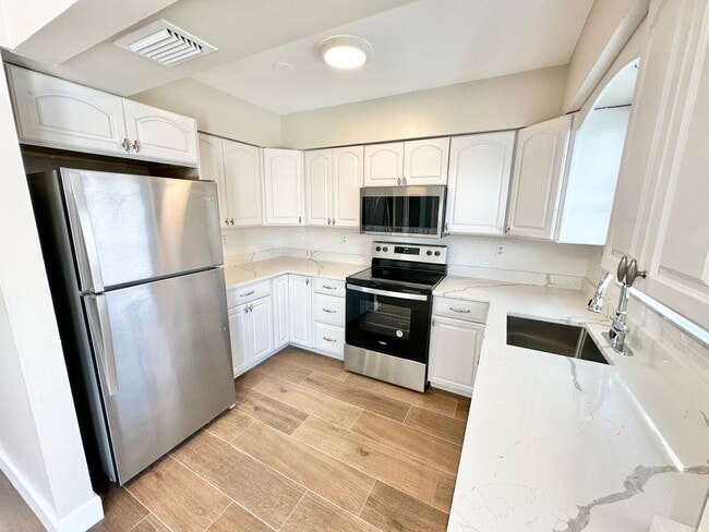 Building Photo - ** CENTRAL NAPLES **4 BED / 2 BATH ** POOL**PETS OK**ANNUAL RENTAL**