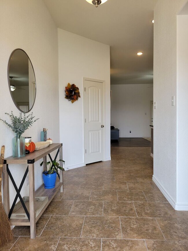 Building Photo - Open floor plan & small pets allowed! 3BD/2BA home in Killeen!