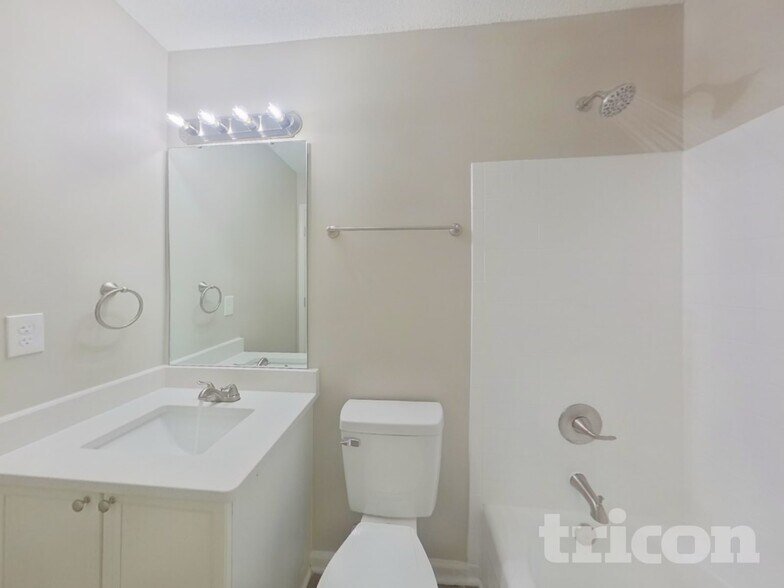 Building Photo - 1411 Hollythorne Dr