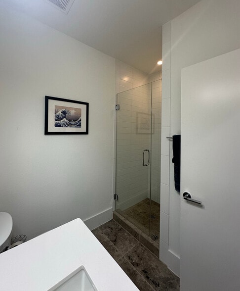 1st Floor Full Bathroom - 1912 Maryland St