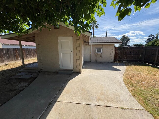 Building Photo - Charming NW Visalia Home Available Now!