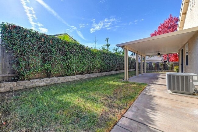 Building Photo - Gorgeous Roseville 4 Bedroom