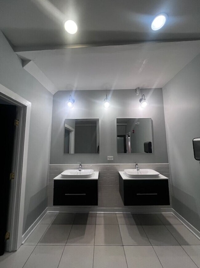 Building Photo - ? Spacious and Bright Loft In Old City