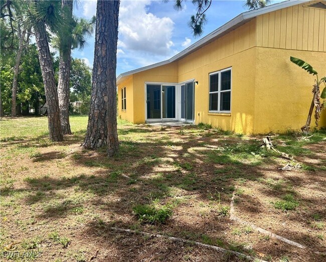 Building Photo - 652 NE 15th Ct