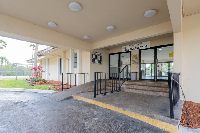 Building Photo - 4156 Inverrary Dr