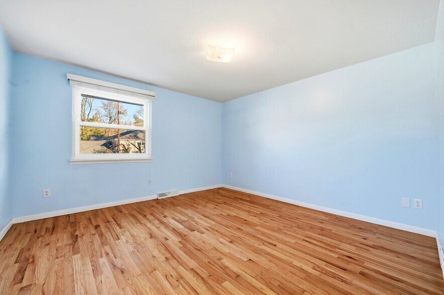 Building Photo - 5595 Birdview Heights