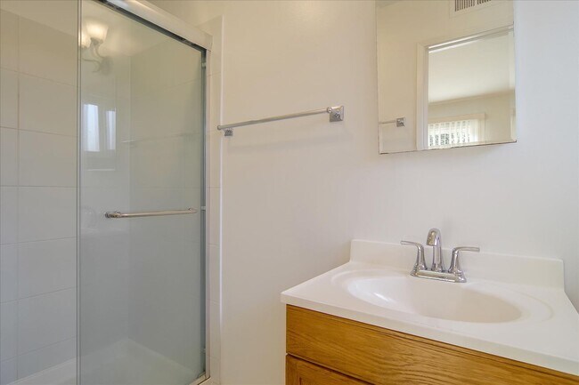 Building Photo - Great Location 3BD Home with Wood Floors &...