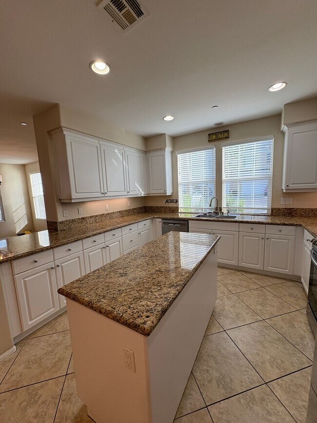 Building Photo - Spacious Townhome in Ventura!