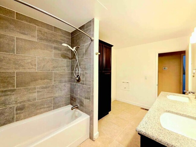 Building Photo - Large 4 Bed, 2 Bath in Desirable East Wena...