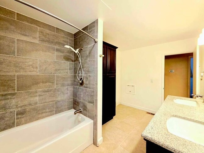 Building Photo - Large 4 Bed, 2 Bath in Desirable East Wenatchee!