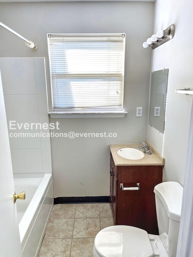 Building Photo - 1512 11th Ave N