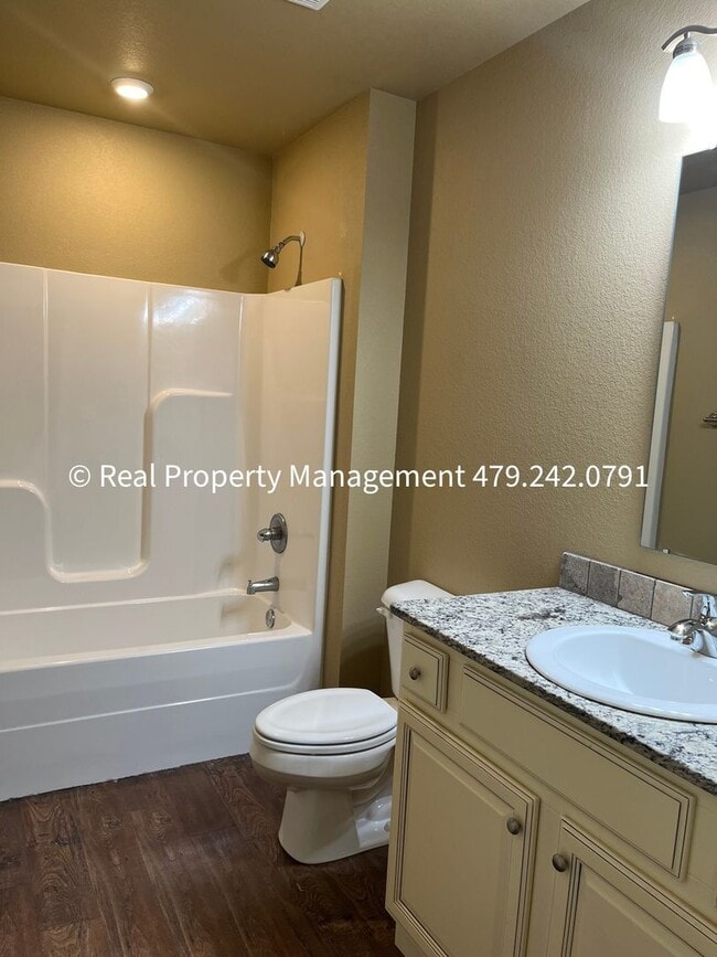 Building Photo - Very Nice 3B/2B Duplex Available NOW!