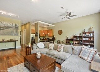 Building Photo - 902 N Elston Ave