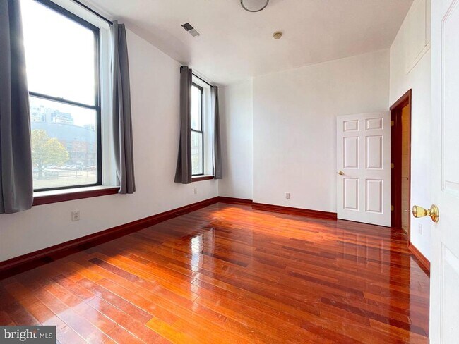Building Photo - 1301-3 Vine St