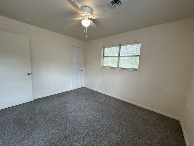 Building Photo - 2134 Circle Dr