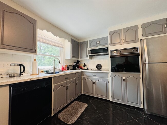 Building Photo - 18 Weaver St