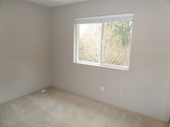 Building Photo - Large 3-Bedroom House w/New Carpet in Grea...