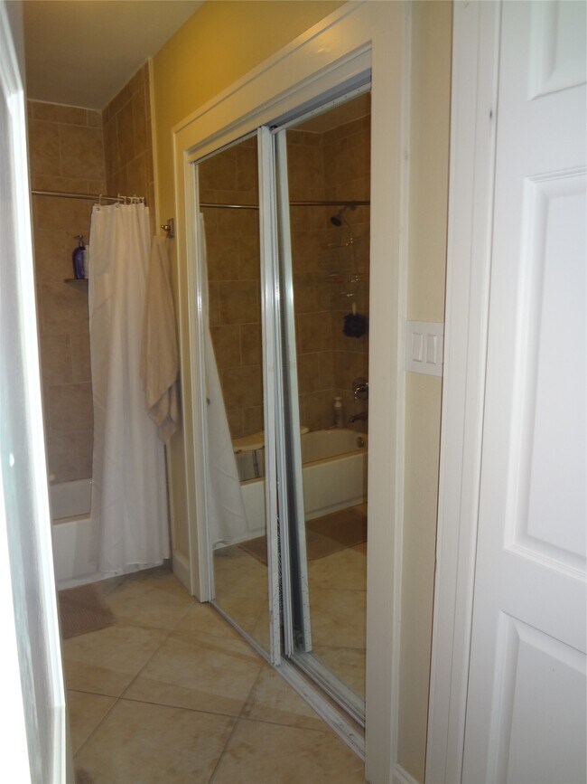 Building Photo - 307 E 28th St