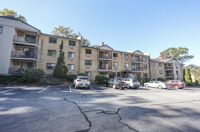 Building Photo - 19 Country Club Dr