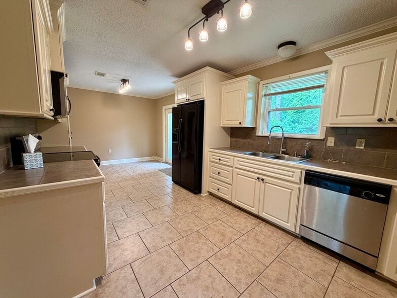 Building Photo - 106 Hickory Dr