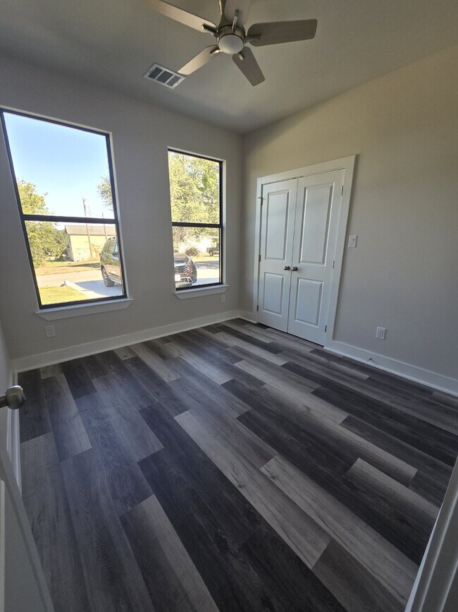 Building Photo - "New 3-Bed Oasis with Quartz Finishes and Modern Look!