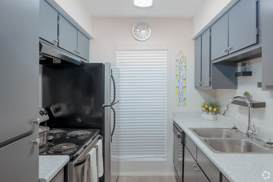 1BD, 1BA - 539 SF - Kitchen - Indian Run Apartments