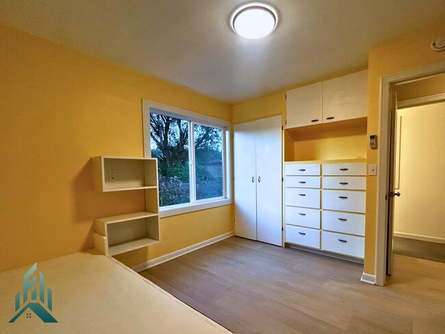 Building Photo - 1005 NW 30th St