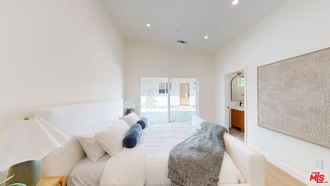 Building Photo - 6441 Satsuma Ave