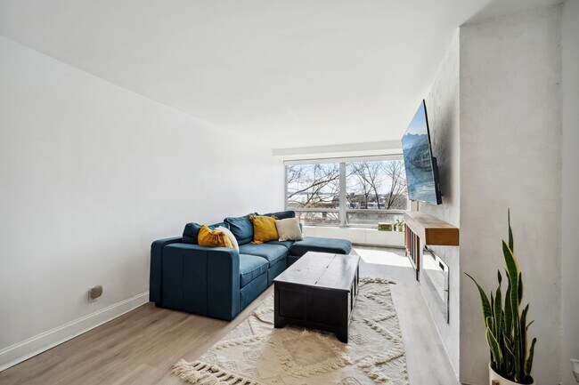 Building Photo - Stunning 1 BR/1 BA Condo in Southwest Wate...