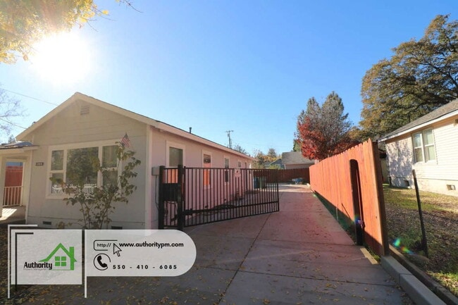 Building Photo - 1366 Magnolia Ave