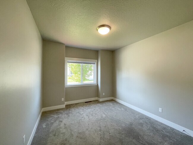 Building Photo - 1330 W Joshua St